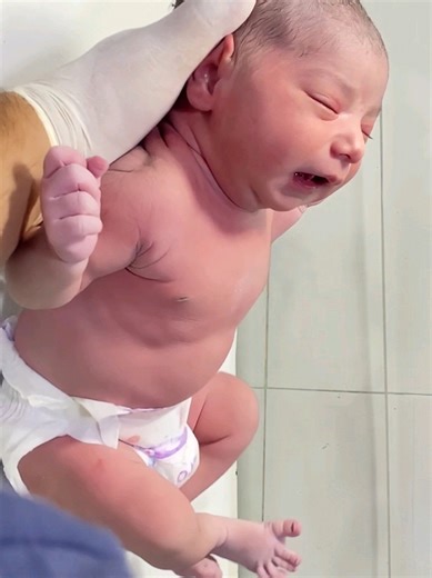 Newborn Baby's First Breath: A Heartwarming Moment