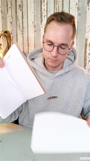 Timo Ostrich on Instagram: "Dein Bullet Journal muss nicht perfekt sein! Nicht mal annähernd! ☝🏻 ‼️ Die Hochglanz-Fotos auf Instagram verschleiern die Wahrheit und erzeugen ein falsches Bild von einem Journal. Dein Journal lebt. Es verändert sich. Es wächst. Und es enthält Rechtschreibfehler, verkehrte Linien und durchgestrichene Wörter. Es ist absolut unrealistisch, ein Jahr lang in ein Buch zu schreiben, ohne Fehler zu machen. 😳 Also versuch gar nicht erst, das perfekte Journal zu kreieren. 