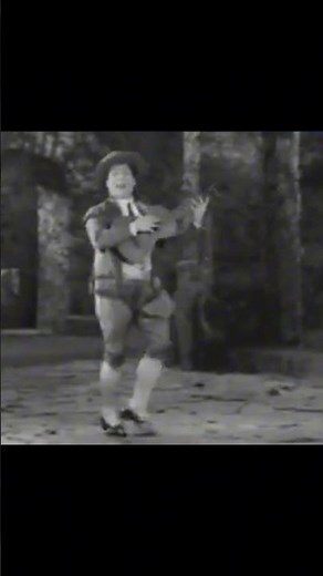 Rare and very old video of Great Baritone Giuseppe De Luca Singing Figaro "Largo al factotum"Rossini