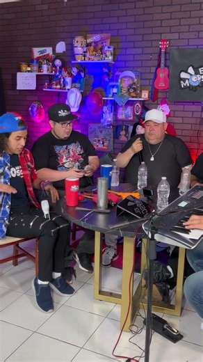 My friends and I on the PDA: 🔥#chuylizarraga #elcoyote #capybara #shorts