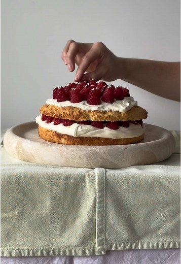 Raspberry shortcake ❣️ With a soak of brown butter syrup, layered with chantilly cream and fresh raspberries. #sunshinecoast #sunshinecoastcakes #cake #baking #christmascake #christmas #dessert #sweettreats #brisbanecakes #recipe #aesthetic #layercake #viral #raspberry #raspberryshortcake #strawberryshortcake #brisbane #goldcoast #chantillycake #chantilly