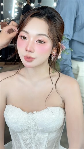 44K views · 567 reactions | Layout cô Dâu hnay thích nhẹ nhàng hàn xẻng. 1 sự kết hợp của cô Huệ và cô Phí Huyền. Kiểu tóc xinh quá. Chị em nào yếu cả tóc và make thì cứ ib 2 cô để cấp cứu trong mùa cưới nha. Dạy từ cơ bản tới nâng cao nha mn. | Huệ Dương | Facebook