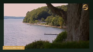 🌿 Her trækker tiden vejret dybere… Velkommen til Ulbækhus – et tidligere badehotel ved Vejle Fjord, hvor historien sidder i væggene, og naturen banker på ruden. Den sydvendte lejlighed, vi nu udbyder, er noget ganske særligt: 🏡 Hele forhuset 🌞 Direkte udgang til privat terrasse og have mod fjorden 🎻 Oprindelig dansesal som stue – nu med loft til kip, bjælker og panoramaudsigt 🛁 Fritstående badekar, walk-in closet og egen balkon med udsigt 🛏 5 værelser flere stuer og opholdsrum Her bor du m