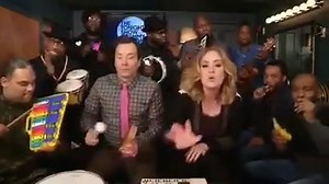 "Hello" com instrumentos musicais infantis. 😂 O timbre, as passagens de voz e ressonância de Adele são incríveis. Adele Jimmy Fallon e The Roots. | Faceback Vocal