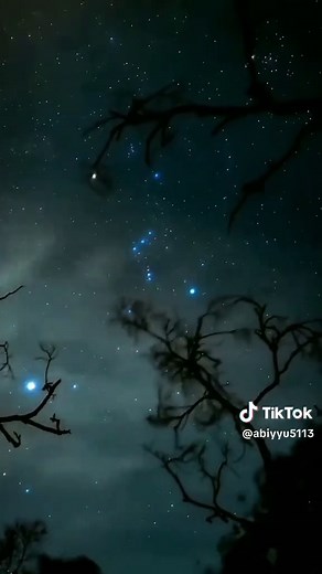 penjelasan tentang alnilam, alnitak, Mintaka 👇 🌟 Alnilam, Alnitak, dan Mintaka Ketiga bintang ini adalah bagian dari rasi Orion dan dikenal sebagai **Sabuk Orion**. 1. Alnitak * Letaknya di sisi kiri sabuk * Bintang sangat panas dan berwarna kebiruan * Jaraknya sekitar 800 tahun cahaya dari Bumi 2. Alnilam * Bintang tengah (paling terang dari tiga) * Sangat besar dan bersinar jutaan kali lebih terang dari Matahari * Jaraknya sekitar 2.000 tahun cahaya 3. Mintaka * Terletak di sisi kanan * Unik