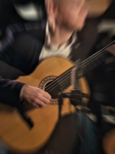 Cello Suite No. 1 in (original in G major) BWV 1007: I. Prelude Played by Ferenc Bernáth Guitar by luthier Igor Budantsev (Spruce top, Macassar back) Masterbuilt Handmade Classical Guitar signatured to Maestro Ferenc Bernáth 📽️ Recorded at Stageshop (Budapest, Hungary) Recording setup: Center mic: Neumann KM 184 Side mic: Austrian Audio OC818 Preamplifier & AD converter: UAD Apollo X4 DAW: Pro Tools J. S. Bach Prelude in D Chello suite no1 Bernáth Ferenc gitár Й. С. Бах Ferenc Bernath Ференц Бе