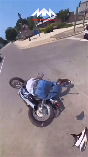 En los cruces EXTREMEN precauciones! 🚨 Y RECUERDEN usar la MAYOR cantidad de equipo de PROTECCIÓN que sus medios les permitan! 🤕 #escuelademanejo #academiademanejo #aprendeaandarenmoto #academiadepilotos #escueladepilotos #ruedaseguro #ruedaseguroynosvemosenelcamino #motomundoreviews | Moto Mundo Reviews