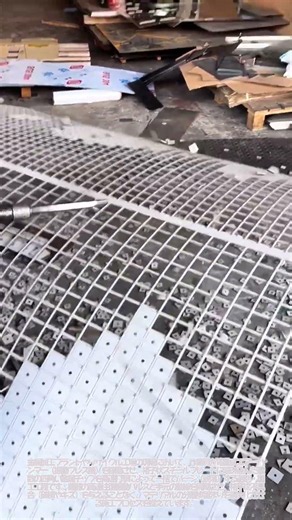 超爽快な金属分離！電動ハンマーの高速振動パルスによる金属チップの脱落工程 #worker #process #metalwork #industry #tools