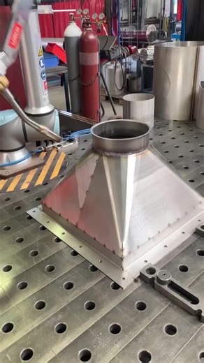 Beautiful welding by Lorch Schweißtechnik GmbH  (watch till the end for the result 👀)  They welded a stainless steel container using an optimized MAG process instead of TIG.  It took half the… | Universal Robots