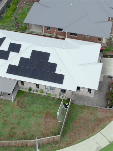 JUST LISTED – 182 Settlers Boulevard, Chisholm Near-new and packed with premium upgrades, this impressive Coral Homes residence offers spacious family living, multiple living zones and a fantastic outdoor entertaining setup complete with a private five person spa. Built in 2024 and designed with lifestyle in mind, the home features a stunning kitchen with 40mm Caesarstone benchtops, open plan living, a media room, kids rumpus and seamless indoor-outdoor flow to the pergola entertaining area. Wit