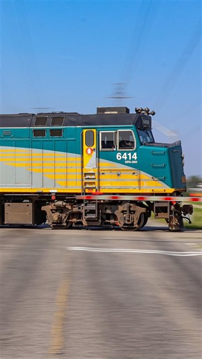 Wrapped Door Swap! VIA 1 into Snider S with 6414/6409 #railfanning #via #viarail #train #shorts