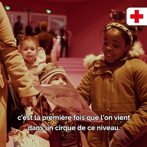 A l'occasion des festivités de Noël, la Croix-Rouge d'Île-de-France a convié 2500 personnes accompagnées à célébrer l’opération "Des Étoiles dans les Yeux" sous le chapiteau du Cirque Phénix à Paris. Interprété par la troupe Les Étoiles de Mongolie, le spectacle baptisé « Nomade » a réchauffé les cœurs et a mis des paillettes dans les yeux de tous. | Croix-Rouge française