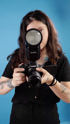 Te mostraremos los pasos rápidos para instalar y configurar un flash en tu cámara fotográfica. Sigue estas instrucciones breves y estarás listo para capturar imágenes iluminadas de manera profesional. 😉 📸 Paso 1: Apaga la cámara. Paso 2: Conecta el flash a la zapata. Paso 3: Enciende la cámara. Paso 4: Ajusta los parámetros del flash. ¡Y eso es todo! Ahora, con el flash instalado y configurado correctamente, estás listo para tomar fotografías con una iluminación profesional. ✨ Recuerda compart