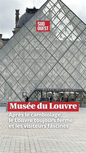 🖼️ Ce lundi 20 octobre, au lendemain du cambriolage spectaculaire du Louvre, le musée restait portes closes. Des affiches mentionnaient une fermeture « pour raisons exceptionnelles » et promettaient le remboursement des billets. Autour de la Pyramide, quelques visiteurs attendaient, perplexes ou fascinés. 🎥 Julien Rousset | SudOuest.fr