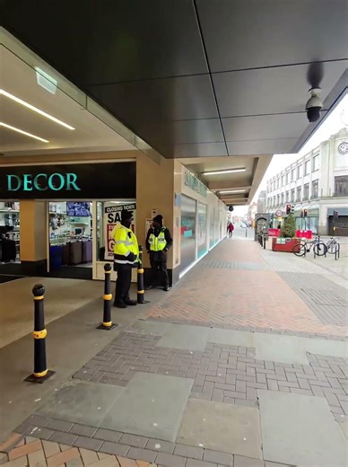 Kings walk Sunday . Homeless man drawing art 🖼️ two security guards watch on #gloucestercity