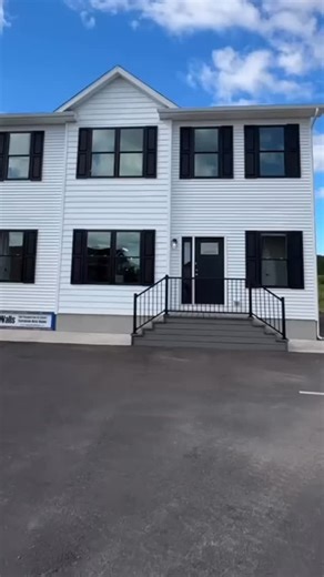 Factory Homes & Trailers on Instagram: "This modular home model is the “Hollywood” at American Homes! This prefab house has 3 levels and so much to see! WATCH THE FULL TOUR ON THE CHANNEL FOR ALL THE INFO AND PRICING, link in bio! #modularhome #prefabhouse #housetour #manufacturedhomes #reale"