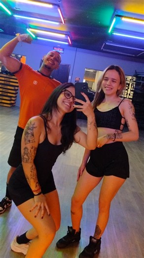Bruna C Fernandez on Instagram: "Treino de costas 🦋 Onde o filho chora e a mãe não vê! Hahaha... sofrendo no padrão @jeje_primopersonal de qualidade! 📏🔥 E amiga de verdade é assim: Na saúde e na doença, Na alegria e na tristeza, Com pouco peso e com muito peso! 💪🏽👯 @frs__bela"