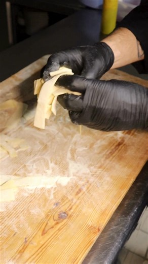 Le nostre Lagane e Ceci sono il Comfort Food Cilentano per eccellenza! ✨ Pasta fatta a mano, ceci del territorio e una ricetta che racconta i sapori di una volta. Semplice, genuina, senza tempo… proprio come piace a noi. 📍 Via Carretiello 114, Roccadaspide (SA) 📞 Per prenotazioni: 392 220 2445 | Casa Gasparro - Agri Resort del Cilento