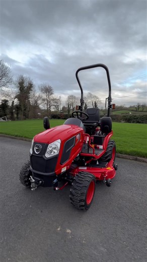 Another CS2520 built up and ready to roll! 💪 This one’s fully prepped with a mid cutting deck and mulch kit, all set to head out to a local contractor and get straight to work. Reliable, compact, and ready to deliver top results from day one. Need yours set up and ready to go? Get in touch — we’ve got you covered. #CompactTractor #mower #keysbrothers #tractor #kioti