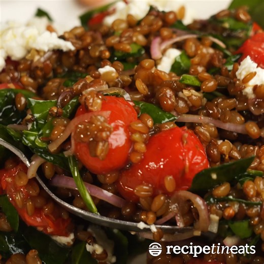 📣 NEW RECIPE 📣 Nutty farro, bursty tomatoes, spinach bits and smeary goats cheese or feta, doused in a hot garlic Sizzled Dressing. https://www.recipetineats.com/farro-salad-with-sizzled-dressing/ | RecipeTin