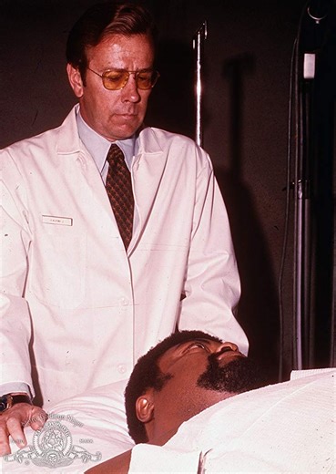Věc se dvěma hlavami (1972) | ČSFD.sk