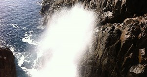 La Bufadora: una maravilla natural que dispara agua a 30 metros sobre el mar