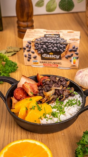 Savez-vous quel est le plat typique brésilien ? 🇧🇷 Découvrez une délicieuse feijoada et décollez vers Rio de Janeiro olééé ! 💃🏻 Pour réaliser cette recette, vous aurez besoin de : - 1 petite boite d’haricots noirs d’aucy - 1 oignon - 1 gousse d’ail - 1 saucisse fumée - 1 chorizo - 200 g de lard fumé - Huile d’olive - Quelques feuilles de laurier - 100 g de riz - ½ orange - Sel et poivre - 1 petit bouquet de persil Retrouvez l’intégralité de notre recette en ligne sur [daucy.fr]🧑‍🍳 | d'aucy