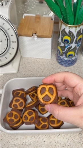 Pretzel kraker ve sütlü çikolata atıştırmalık