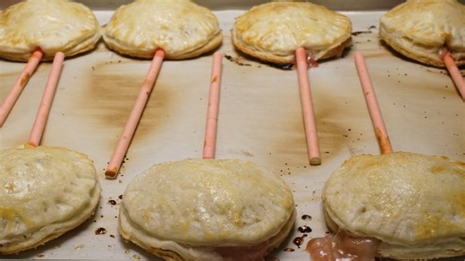 Cake pops al rabarbaro e fragole, dolci, saporiti e assolutamente adorabili