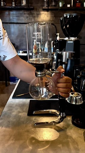 ASMR: How to Use a Siphon in Coffee Brewing