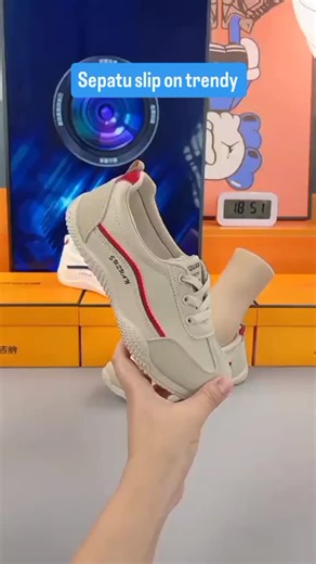 OUTFIT MASAKINI on Instagram: "SEPATU SLIP ON TRENDY Caranya untuk pesan dan cek harga⤵️ ➡️ Kunjungi profil ➡️klik tulisan warna biru msha.ke/ooutfitmasakini ➡️pilih produk no.432"