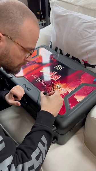 PROOF 🤝🏼 Hier der Beweis - unser effect® Gaming Case wurde von Specter in seinem Berliner Atelier handsigniert. Einzigartig! #effectgamingcase