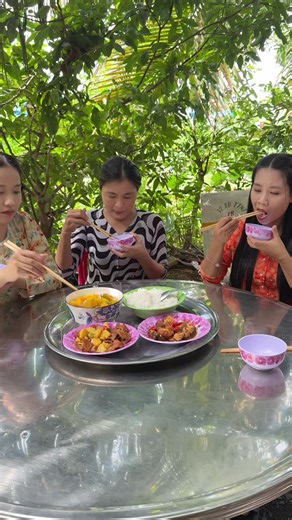 Bảo vệ em dâu: em dâu bảo vệ chị khi cha chồng lấy khô mực