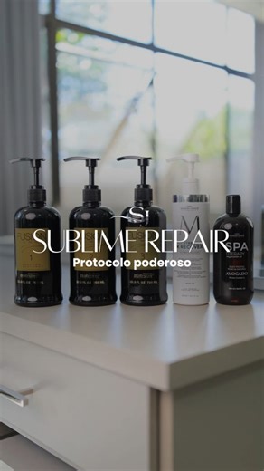 Sabrina | Centro De Distribuição Mirra e Maison em BH on Instagram: "✨ Sublime Repair ✨ Um protocolo altamente reconstrutor, desenvolvido para agir nas camadas mais profundas dos fios. Com a poderosa combinação do Fusion CMC, Queratina Krecover e Óleo Vegetal de Avocado, o resultado é força, reparação intensa e cabelos visivelmente transformados. ▶️ Assista ao passo a passo completo e surpreenda-se com os resultados no seu salão. #MirraCosmeticos #MaisonVisage #SublimeRepair #ProtocoloProfission