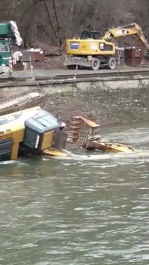 Bagger Unfall - Bagger liegt im Wasser