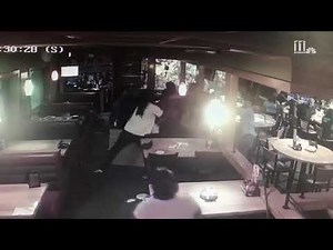 RAW VIDEO: Four women fight Applebee's waitress, allegedly take her money