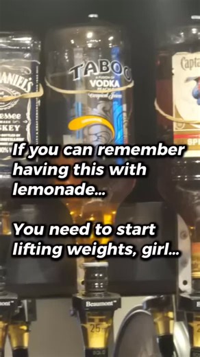 Cristal Jones | Online Female Fitness and Fat loss Coach on Instagram: "No clue where to start? I gotchu boo First, get yourself on the Cristal Method 8 weeks Everything you need to know about what to put in your gov & how to move your body Second, understand this… Once we hit 30 we start losing muscle No biggie right? You don’t wanna look like A MAN WRONG That toned, sculpted bubble butt you want? That’s muscle Firm, shapely shoulders & arms? That’s muscle More importantly (and less sexy on the