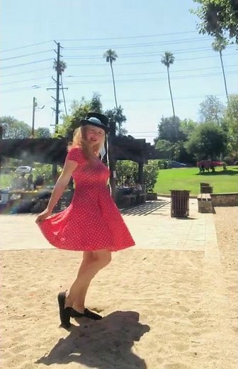 Barbecue day for Windy Queen and short Orange polka dot dress!