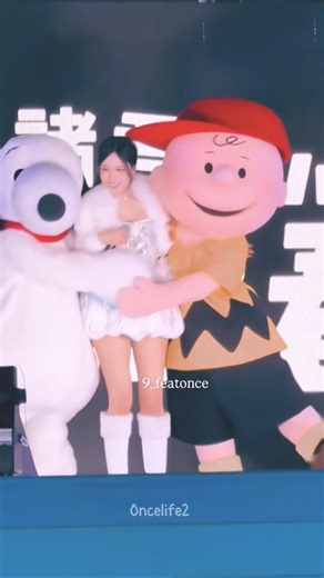 Minari hugging universal studios characters 🫂