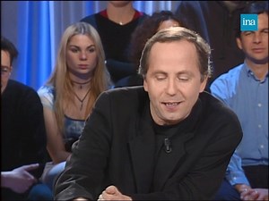 SHOWMAN. En 1999, Fabrice Luchini ne rougit ni de son parcours professionnel ni de son intimité. Il n’a pas sa langue dans sa poche et évoque beaucoup de souvenirs en terminant par dire qu’il est devenu une « bombe atomique » . | INA