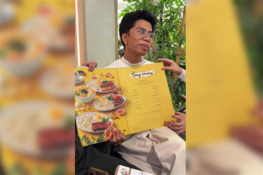 'Color analysis hack': Diner used menu booklet to find his best shades