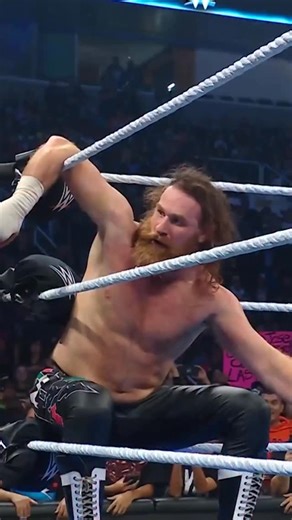 WWE Arabic on Instagram‎: "إيليا دراجونوف يتغلب على سامي زين ويحرز لقب الولايات المتحدة! #SmackDown @netflixmena"‎