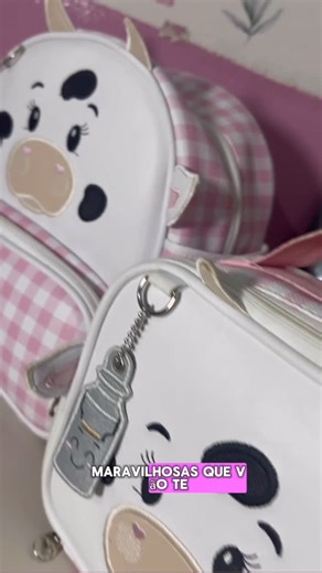 Bianca Costa on Instagram: "Praticidade com encanto existe, e a gente pode provar💖 Use cupom: BIAMAKE15 A Marie for babies chegou para acompanhar sua criança nos passeios rápidos e momentos leves do dia a dia Compacta, resistente e cheia de personalidade, ela carrega apenas o essencial sem perder o charme.✨🐮💖 Feita em material sintético e vegano, com estrutura estável em base de PVC e verso em algodão, pensada pra durar e facilitar a rotina e é claro, o tecido impermeável protege os itens con