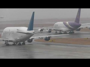 二度と見れないシーンかも巨大機の共演！！ タイ航空A380 とドリームリフター セントレア