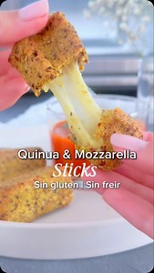 Deditos de queso con quinua y sin fritos! Necesitamos: ✨2 tazas de quinua previamente cocida ✨2 1/2 cucharaditas de aceite de oliva ✨Especias de tu preferencia (coloqué una pizca de cúrcuma, paprika, sal, pimienta y especias Italianas) ✨Palitos de queso Mozzarella ✨ Salsa pomodoro casera para acompañar los deditos. ❤️Escribe la palabra pomodoro si te gustaría la receta de la salsa❤️ Procedimiento: ✨Coloca en el procesador la quinua con el aceite oliva y la especias. ✨Procesa por aproximadamente 