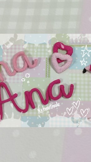 Nazaret Crespo | Alambre tejido con tricotin | Knitter wire art | Tutorial para crear nombres tejidos con las plantillas del abecedario. 🔵Lo primero será doblar el inicio del alambre para que al... | Instagram