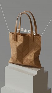 【探索 BAO BAO ISSEY MIYAKE 全新 TRACK 系列✨】 講起經典袋款，BAO BAO ISSEY MIYAKE 托特包可以話係必選之一🌟唔少女士嘅衣櫥都總會有一個👜！品牌以簡約嘅幾何美學，打造歷久不衰嘅經典手袋，至今仍然係大熱嘅時尚單品💁🏻‍♀️～ 品牌最近推出咗全新 TRACK 系列🤩，崇光銅鑼灣店 1/F BAO BAO ISSEY MIYAKE 專櫃已經上架，各位粉絲又可以嚟探索新品啦🎊！全新 TRACK 系列沿用品牌獨特嘅等腰三角形元素🔺，並以三宅一生嘅「A Piece of Cloth 一塊布」設計美學，喺手袋上呈現建築物結構般嘅美感🏢。 嚟到秋季，相信女士們都搵緊可以配搭秋裝嘅手袋😏，快啲嚟崇光銅鑼灣店 1/F BAO BAO ISSEY MIYAKE 專櫃，探索最新 TRACK 系列嘅托特包啦🤎！ 【Explore the New TRACK Collection by BAO BAO ISSEY MIYAKE✨】 When it comes to classic bag styles, totes by BAO BAO ISSE