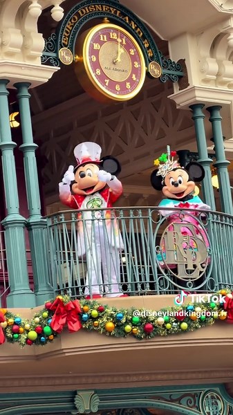 Le Père Noël revient à Disneyland Paris pour Noël