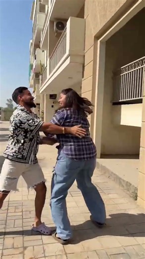 The Remote Control Battle": Husband aur wife TV remote ke liye ladh rahe hain, aur end mein baccha r