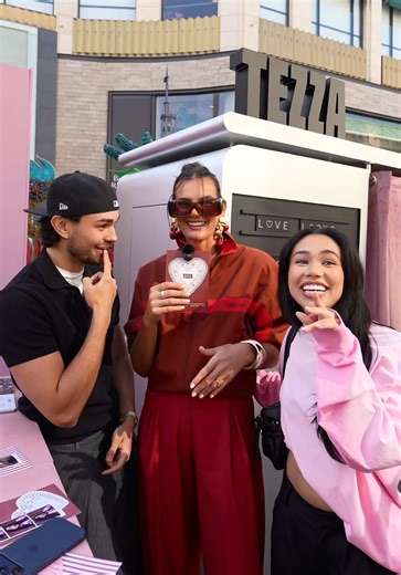 Getting the tea with T in line at the booth 💋 #streetinterview #tezza #tezzaapp #interview #relationships